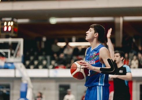Azərbaycan millisinin basketbolçusu: 