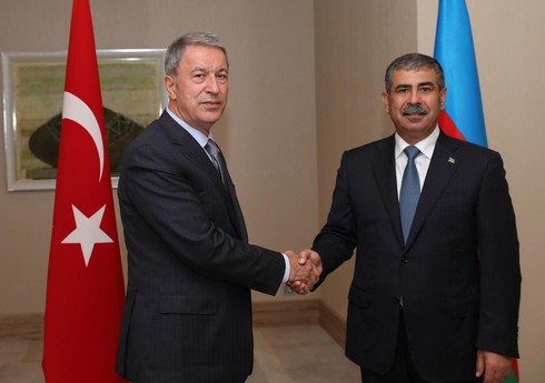 Azərbaycan və Türkiyə müdafiə nazirləri arasında telefon danışığı olub