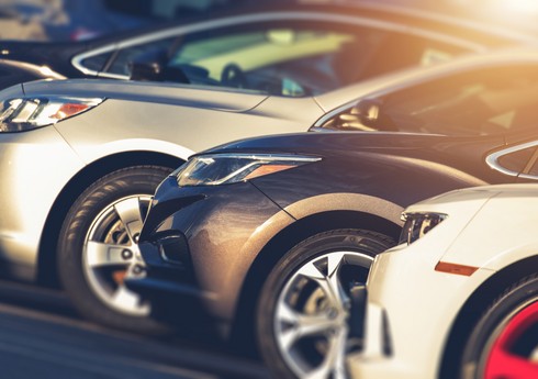 Azərbaycanda dövlətə məxsus 14 avtomobil hərracda satılıb