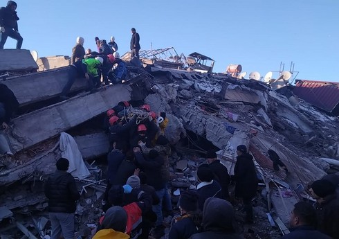 Azərbaycanın xilasediciləri dağıntılar altından 12 yaşlı qızı çıxarıb  