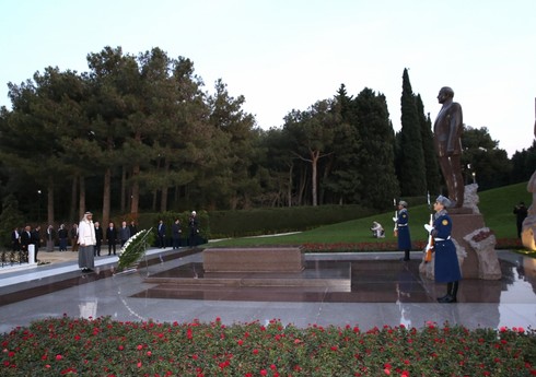 BƏƏ Prezidenti Ulu Öndər Heydər Əliyevin məzarını ziyarət edib