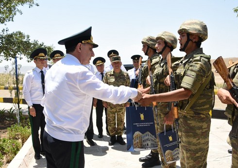 Baş Prokuror Naxçıvanda hərbi qulluqçulara hədiyyələr verib