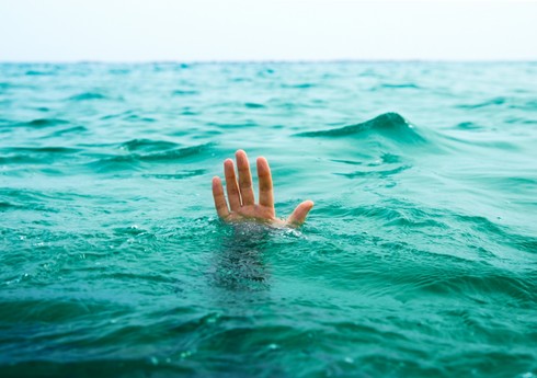 Bakı bulvarında dənizdə batmaq üzrə olan qadın xilas edilib