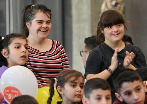 Bakı Dövlət Sirkinin truppası DOST İnklüziv İnkişaf və Yaradıcılıq Mərkəzində xüsusi proqramla çıxış edib