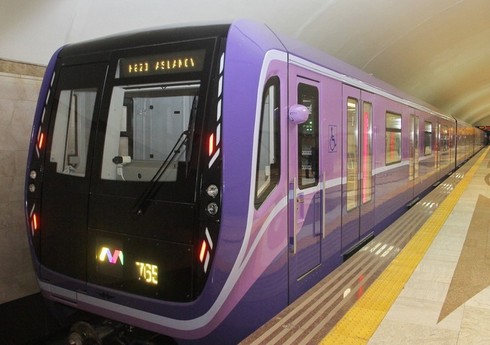 Bakı metrosunda stansiya yoluna düşən kişi xəsarət alıb