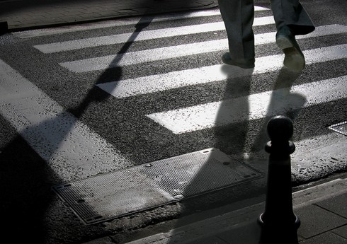 Bakıda 24 yaşlı gənci avtomobil vuraraq ayağını sındırıb