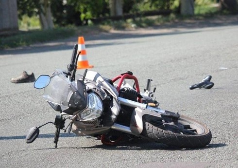 Bakıda 24 yaşlı motosikletçi qəzada xəsarət alıb