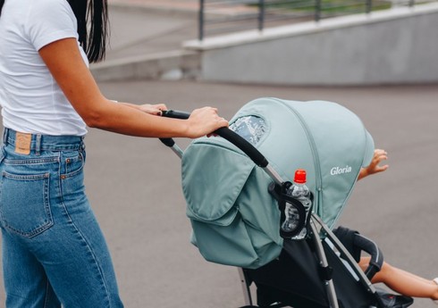 Bakıda avtomobil ana və 2 yaşlı qızını vurub