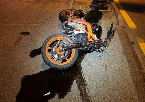 Bakıda avtomobil motosikletlə toqquşub, xəsarət alan var