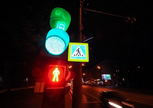 Bakıda avtomobil yolu keçən piyadanı vurub