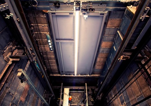 Bakıda binanın liftinin qırılması nəticəsində xəsarət alan dörd nəfər hospitalizasiya olunub