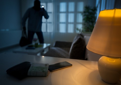 Bakıda evə basqın edilib, saxlanılanlar var