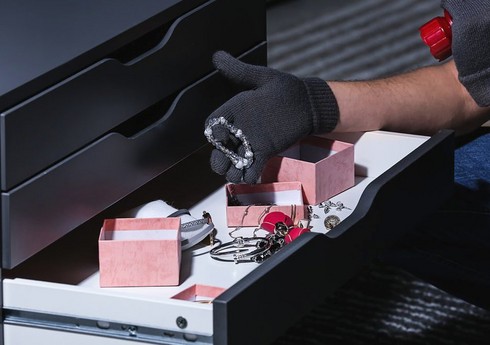 Bakıda evdən 24,5 min manatlıq oğurluq edən yeniyetmə saxlanılıb