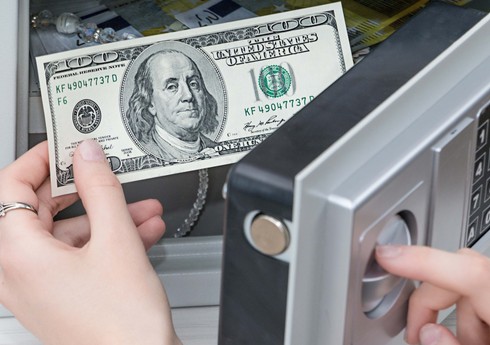 Bakıda evdən külli miqdarda pul oğurlanıb