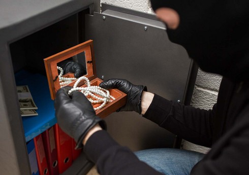 Bakıda evdən pul və qızıl-zinət əşyaları oğurlanıb