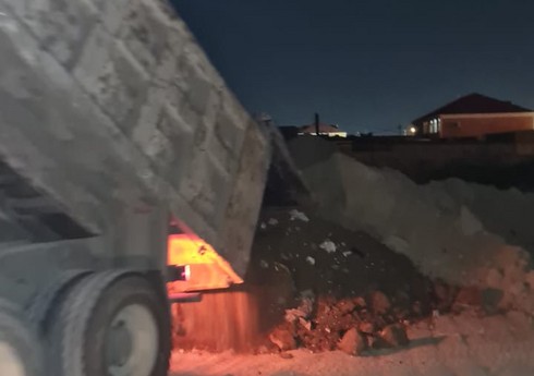 Bakıda gecə qanunsuz torpaq, qum və qarışıq süxur daşıyan avtomobillər müəyyən olunub