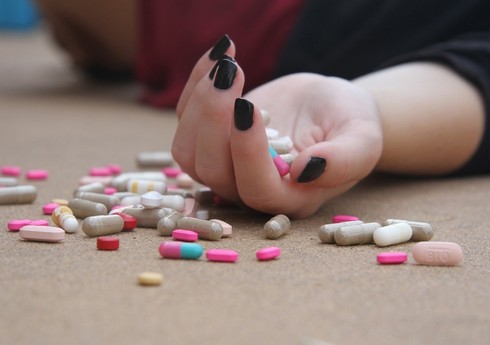 Bakıda gənc qız dərman içərək intihara cəhd edib