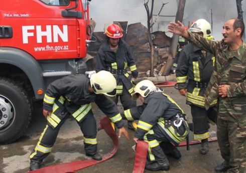 Bakıda iki ailənin yaşadığı evdə yanğın baş verib