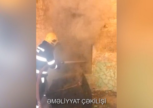 Bakıda məişət tullantıları yığılmış tikilidə yanğın olub