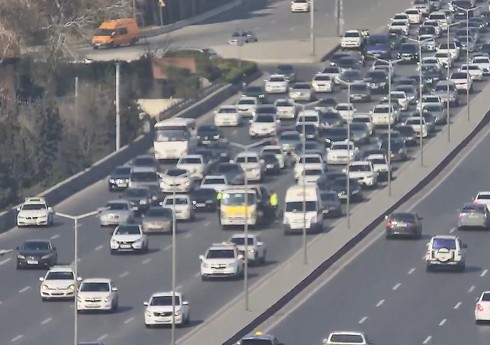 Bakıda nasaz avtomobil yolda qalıb, tıxac yaranıb