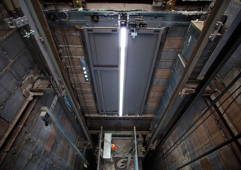 Bakıda çoxmərtəbəli yaşayış binasının lifti qırılıb, xəsarət alanlar var