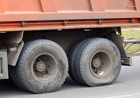 Bakıda qadın sürücünün idarə etdiyi avtomobil “KaMAZ”la toqquşub