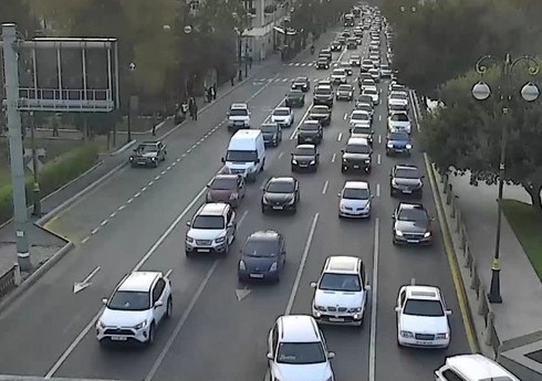 Bakıda səhər saatlarında nəqliyyatın hərəkətində sıxlıq yaranıb - SİYAHI Bakıda səhər saatlarında nəqliyyatın hərəkətində sıxlıq yaranıb - SİYAHI