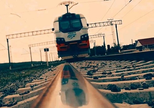 Bakıda sərnişin qatarı dəmir yolu xəttini müəyyən olunmamış yerdən keçən piyadanı vurub