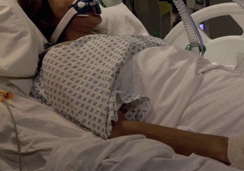 Bakıda sərxoş müştəri kafedə ofisiant qadının burnunu sındırıb