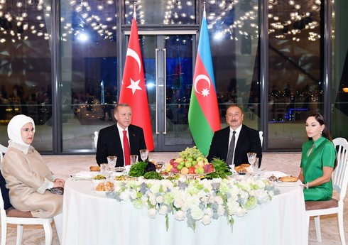 Bakıda Türkiyə Prezidenti Rəcəb Tayyib Ərdoğanın və birinci xanım Əminə Ərdoğanın şərəfinə dövlət ziyafəti verilib - YENİLƏNİB