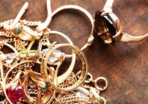 Bakıda xadimə işlədiyi evdən 28 min manatlıq qızıl oğurlayıb