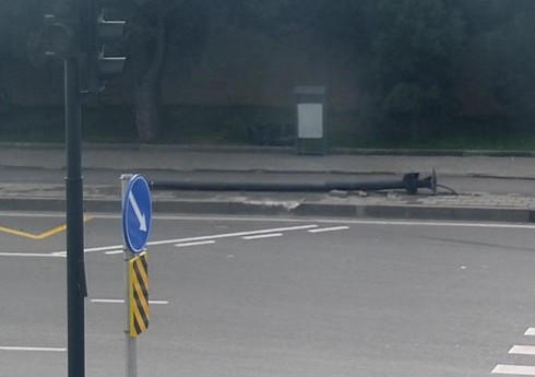 Bakıda yol qəzası olub, svetofor yararsız vəziyyətə düşüb