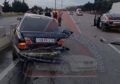Bakıda yolda dayanan nasaz avtomobil ağır qəzaya səbəb olub, iki nəfər ölüb