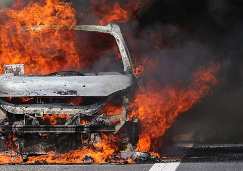 Bakıda mikroavtobus yanıb