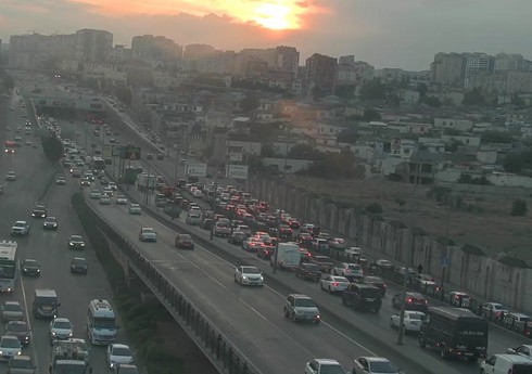 Bakıda yol-nəqliyyat hadisəsi baş verib, sıxlıq yaranıb