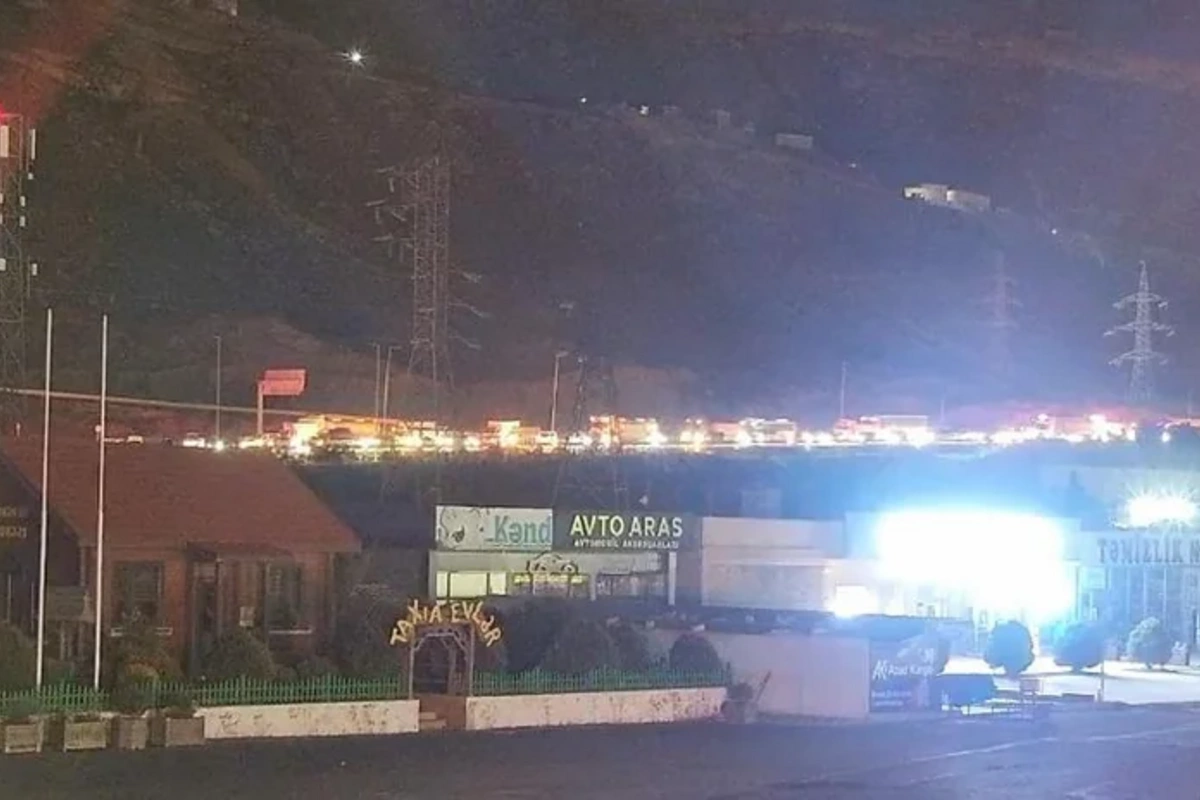 Bakı dairəvi yolda nəqliyyat vasitəsi yanıb, sıxlıq yaranıb