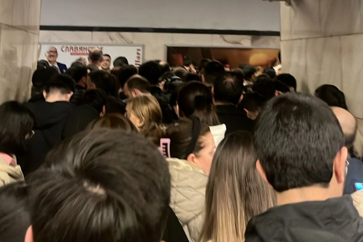 Bakı metrosunda dəhşətli ANLAR - Sərnişin hər kəsin gözü qarşısında can verdi