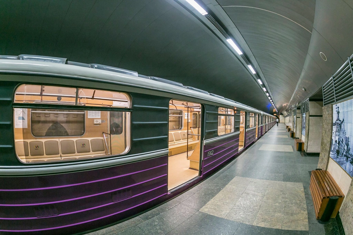 Bakı metrosunda şüşə arakəsmələrin quraşdırılması mümkün deyil - AÇIQLAMA