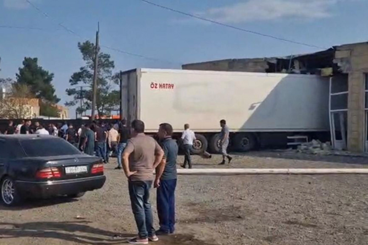 Bakı-Qazax yolunda yük avtomobili obyektə çırpılıb