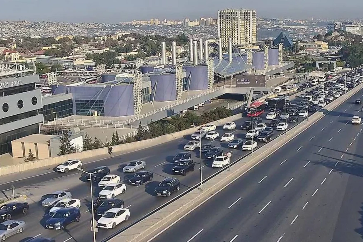 Bakıda 10 istiqamətdə tıxac yaranıb