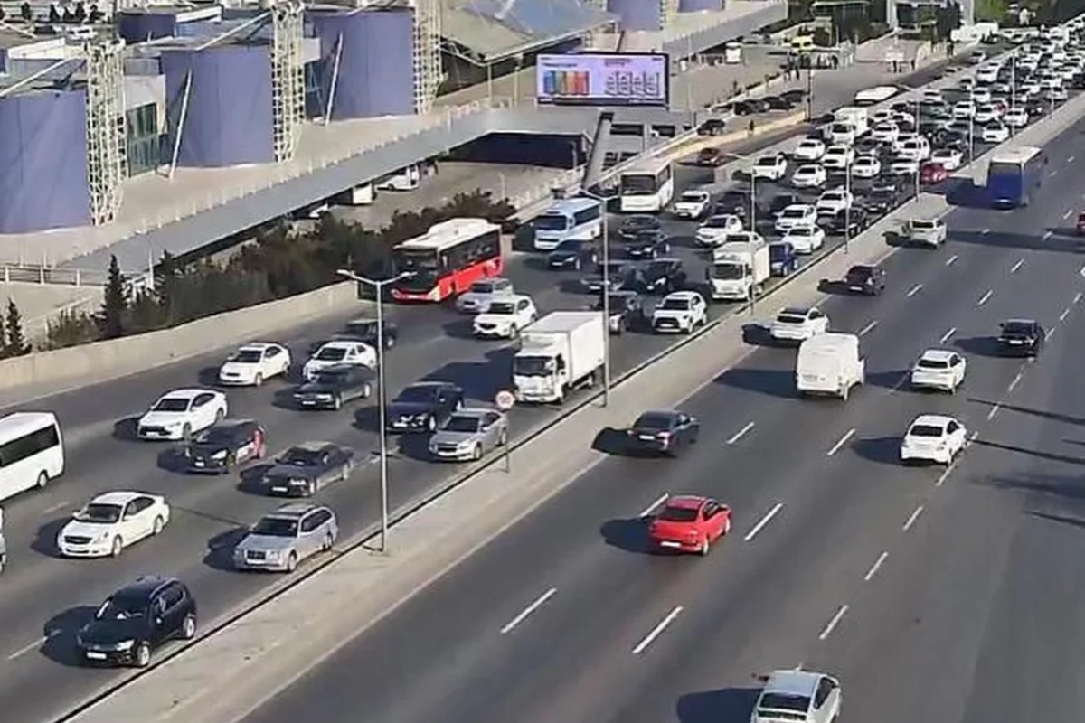 Bakıda 13 istiqamətdə tıxac müşahidə olunur