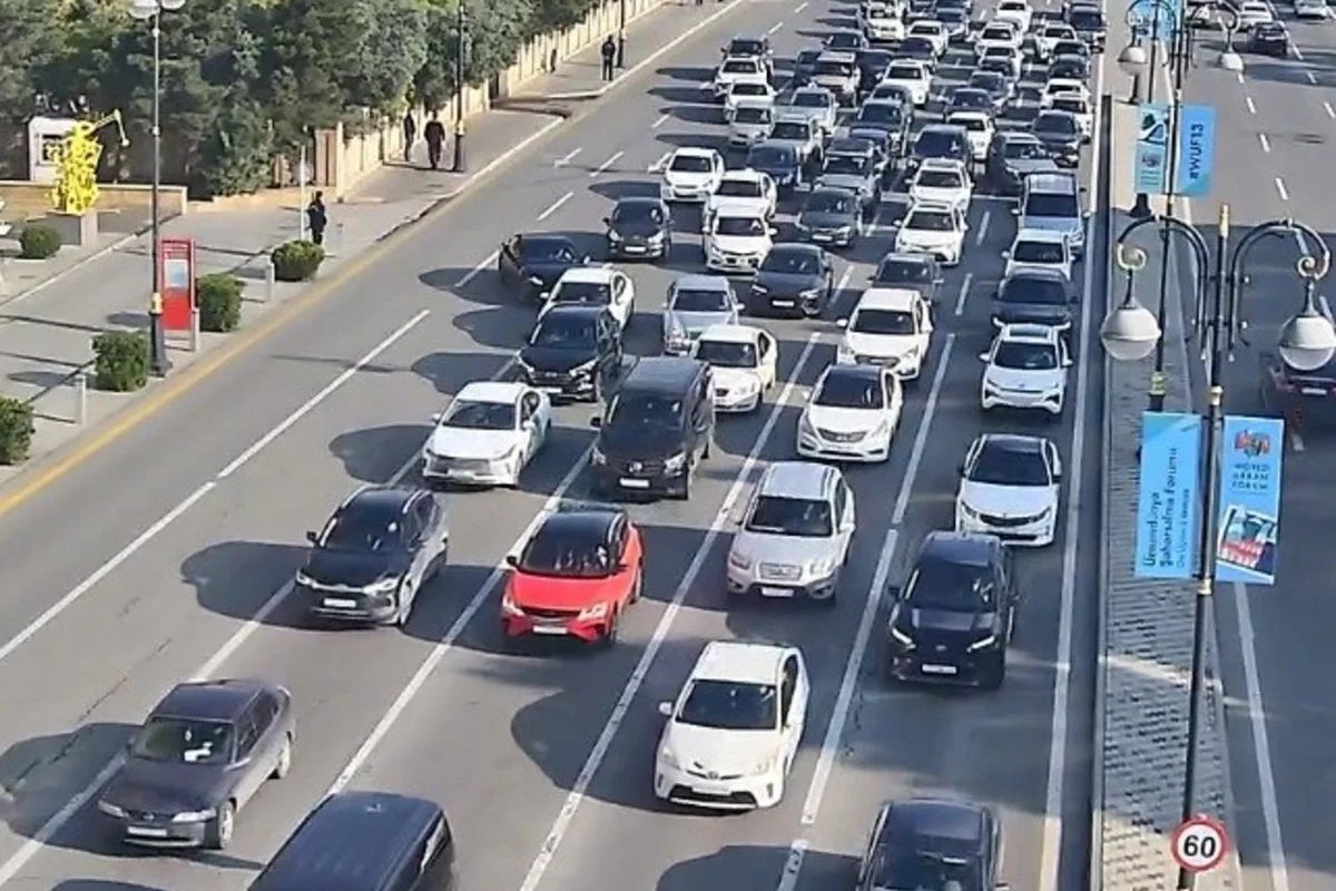 Bakıda 17 istiqamətdə nəqliyyatın sıxlığı yaranıb