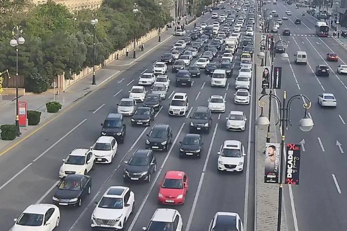 Bakıda 17 istiqamətdə tıxac yaranıb Bakıda 17 istiqamətdə tıxac yaranıb