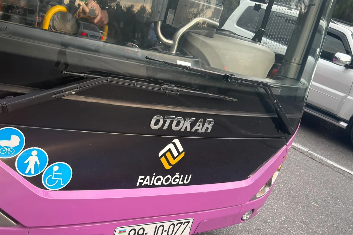 Bakıda 18 saylı avtobusda qalmaqal: Sərnişinlər yıxıldı, sürücü isə kobudluq etdi