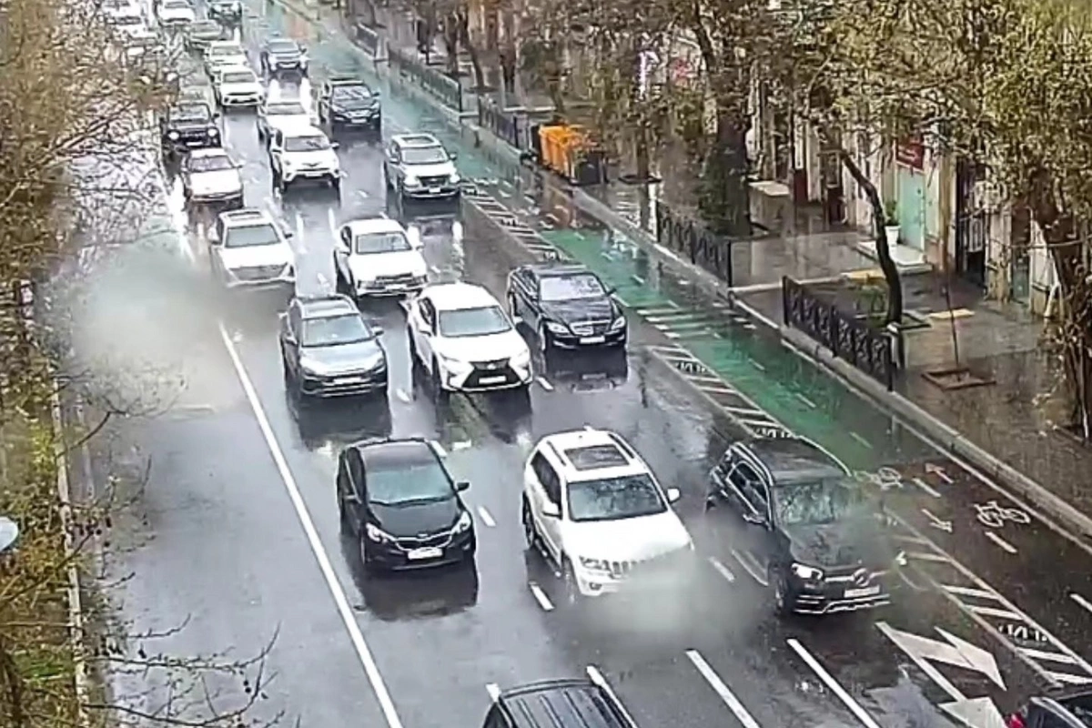 Bakıda 19 istiqamətdə tıxac yaranıb