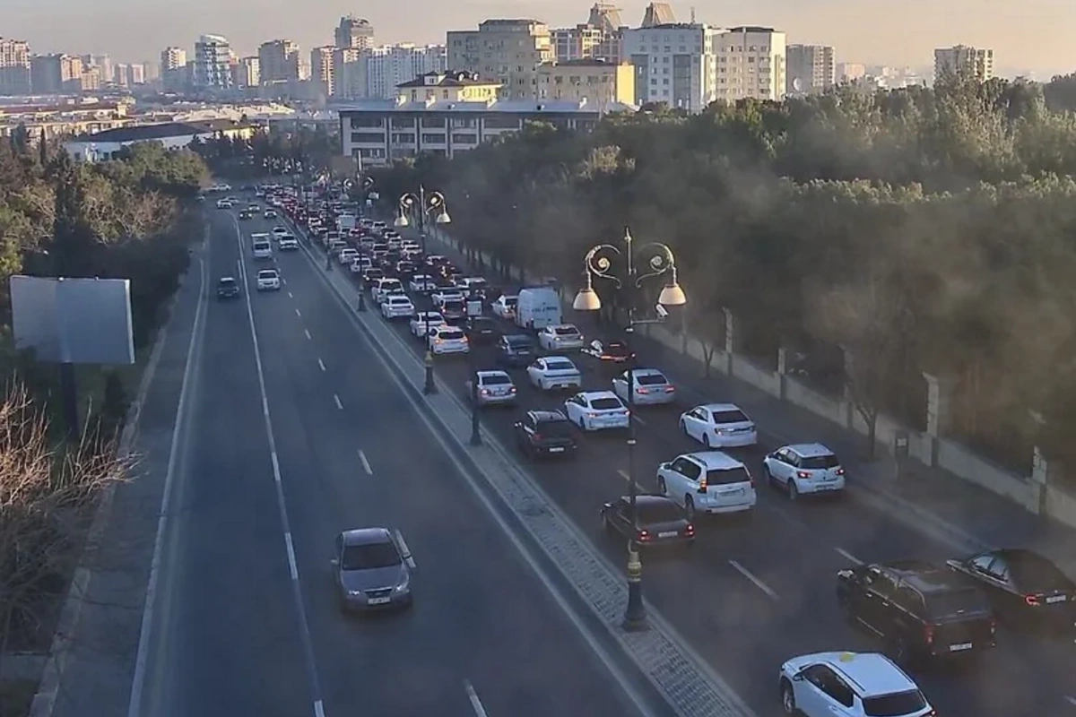 Bakıda 20 istiqamətdə nəqliyyatın sıxlığı yaranıb