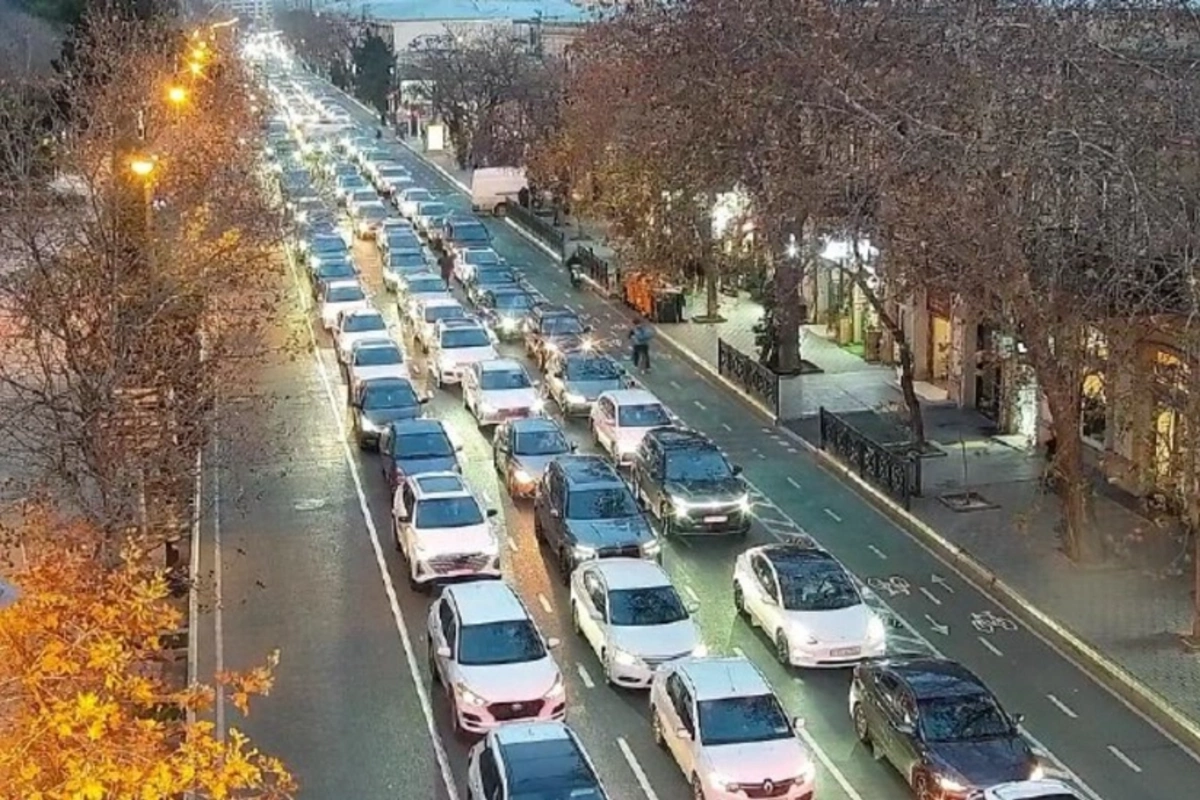 Bakıda 20 istiqamətdə tıxac müşahidə olunur
