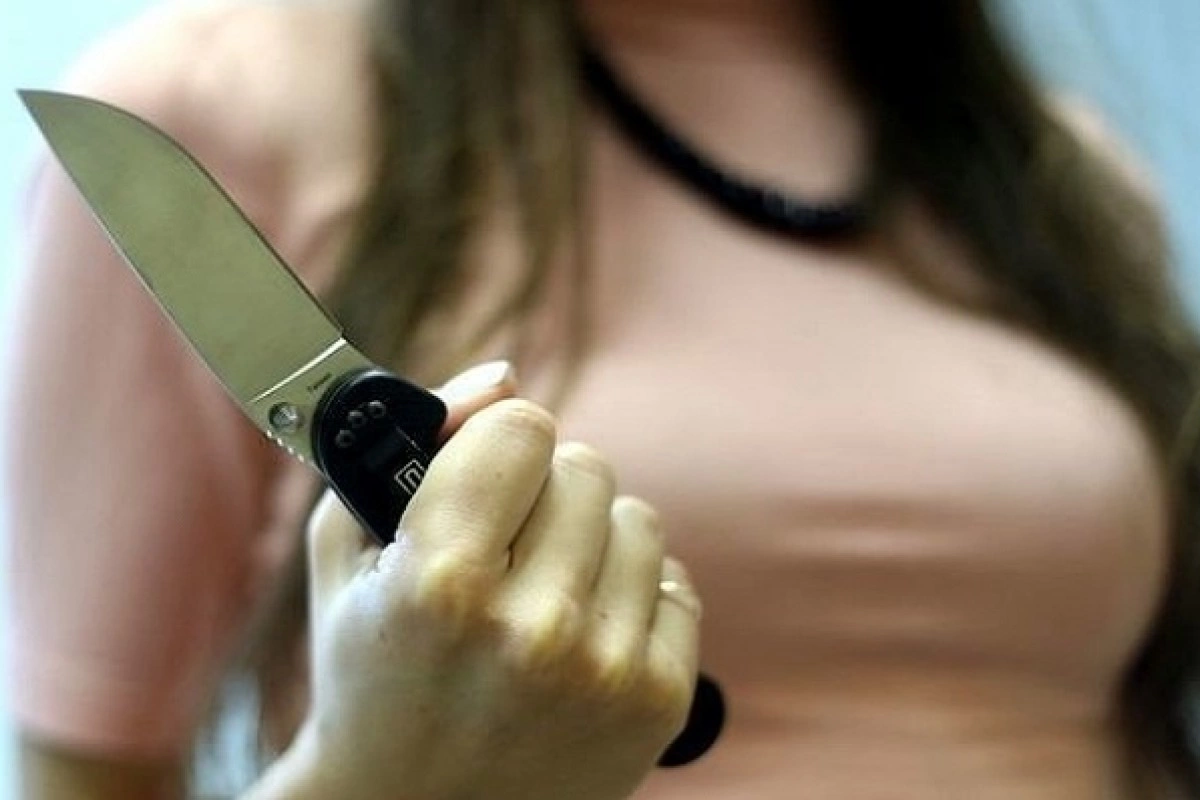 Bakıda 27 yaşlı qadın ərini başqa xanımla yazışanda tutdu: Doqquz bıçaq zərbəsi endirdi