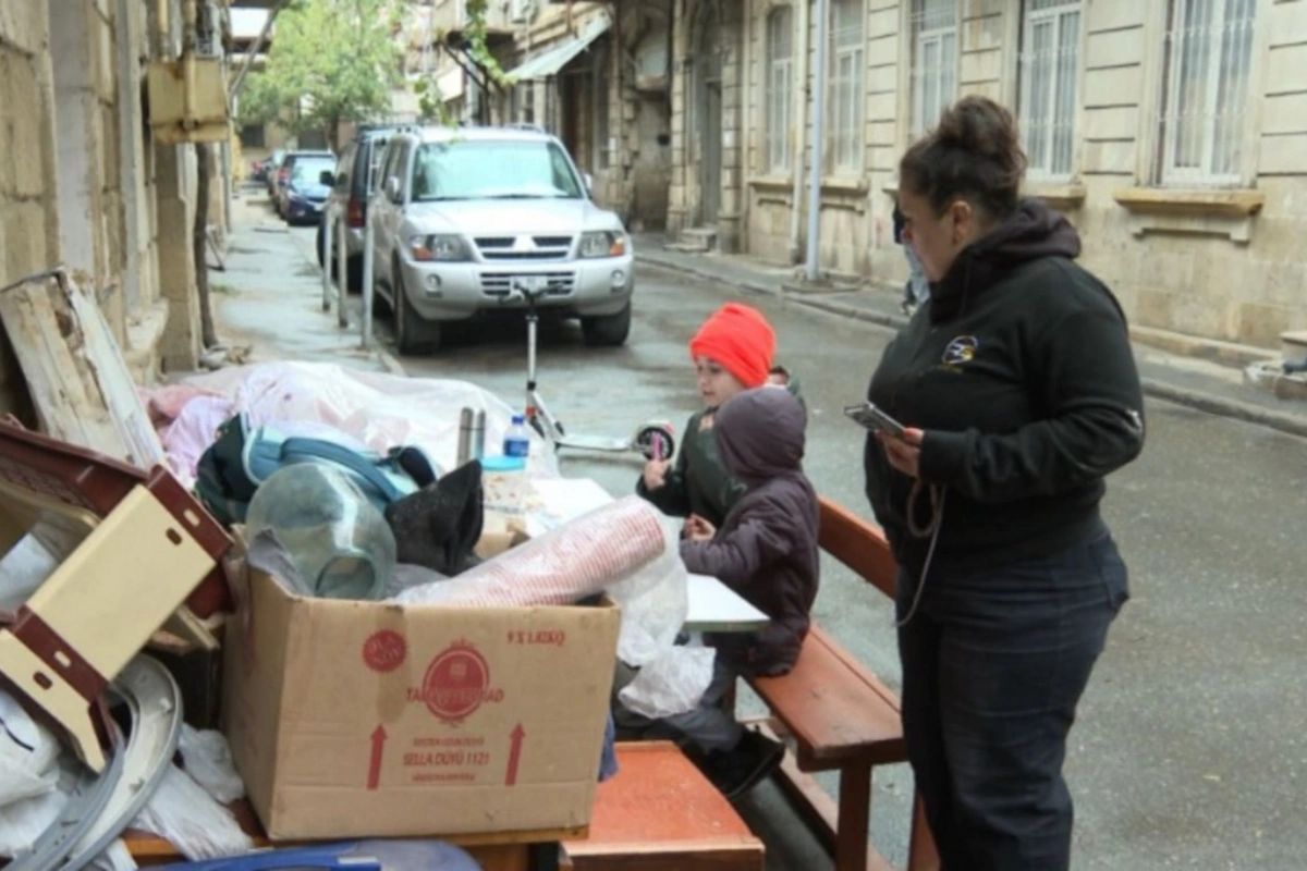 Bakıda ailə evindən çıxarıldı: Övladları küçədə dərs oxuyurlar