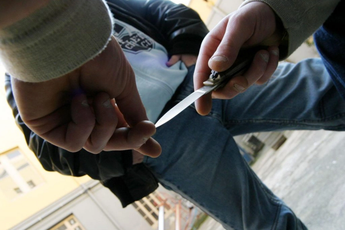 Bakıda ailədaxili münaqişə: Yeniyetmə ögey atasını bıçaqladı